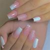 24 Stück Mittellange Acryl-Press-On-Nägel French Tip Falschnägel Set Abnehmbare Künstliche Nagelspitzen für Damen