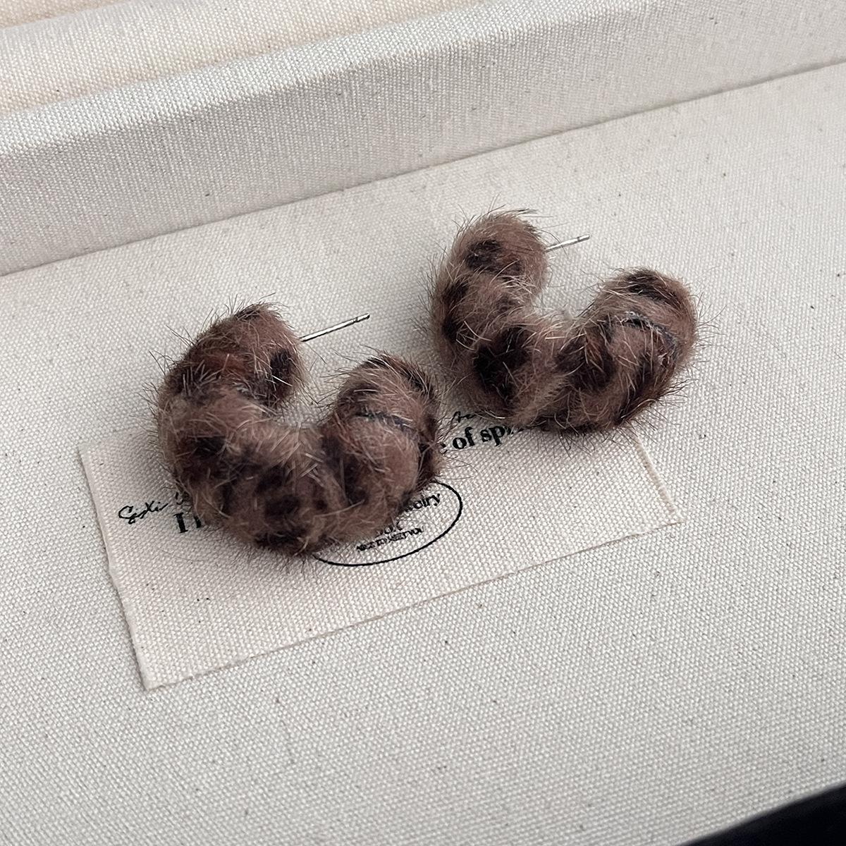 

Retro High-End Autumn And Winter Plush Leopard Print C-Type Earrings Show The Face, Small Earrings Style Temperament Exaggerated Earrings Models