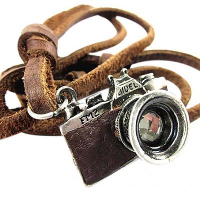 Fantastico regalo di compleanno per collana con ciondolo in finta pelle con fotocamera rock punk unisex