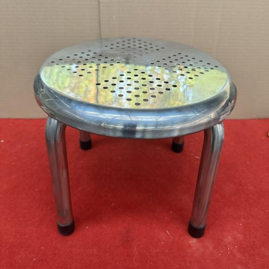 

Universal Swivel Stool: Compact, Round, Mobile Design for Bathroom or Work