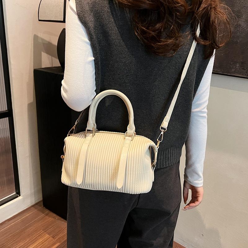

This year s popular bags women s autumn and winter retro 2025 new fashion shoulder messenger bag bucket bag 23*11*12