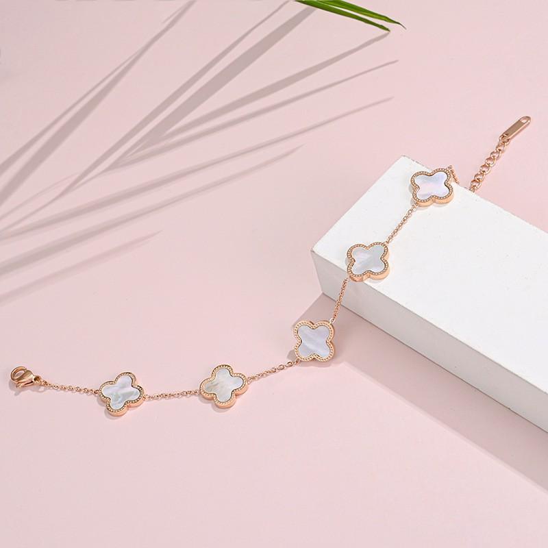Vierblättriges Kleeblatt Titanstahl Armband für Damen Einfach Farbecht Einzigartig und Elegant