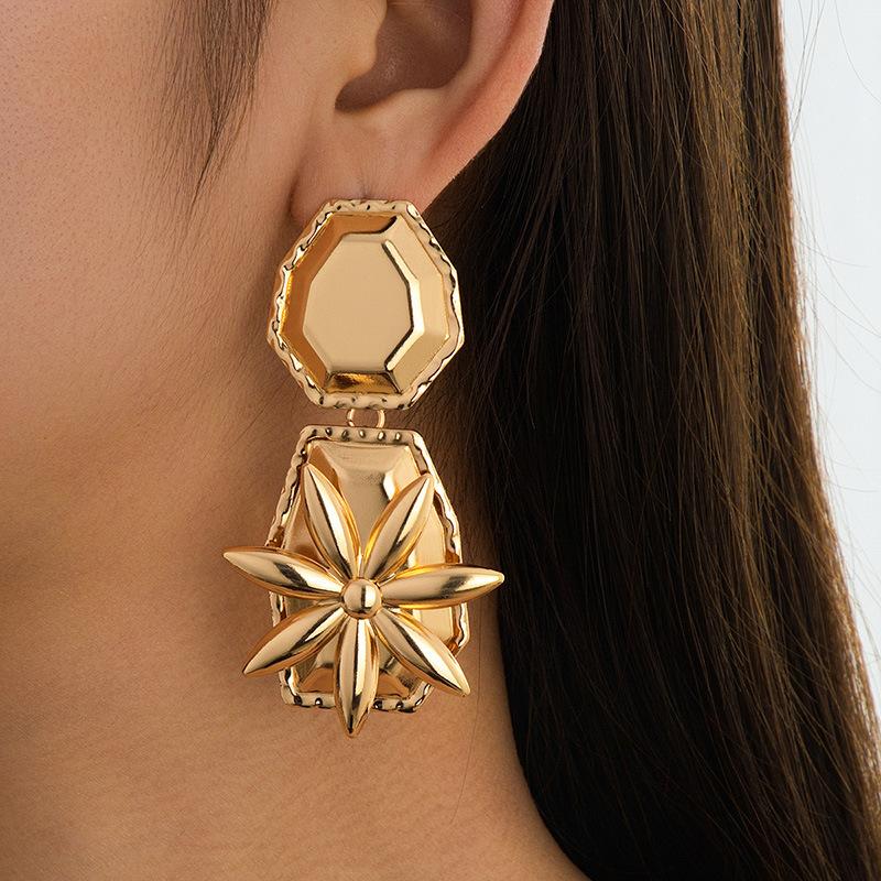 

Модные серьги для женщин золотой