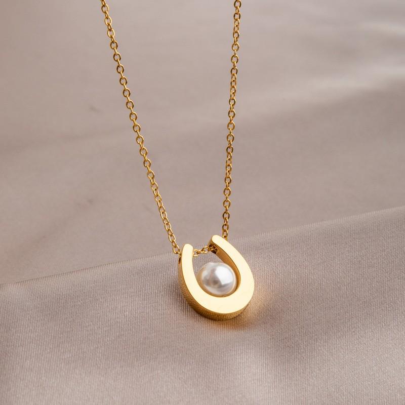 Women's Light Luxury Gold Titanium Steel Necklace - Non-fading, Versatile, High-end Fashion Clavicle Chain Choker.