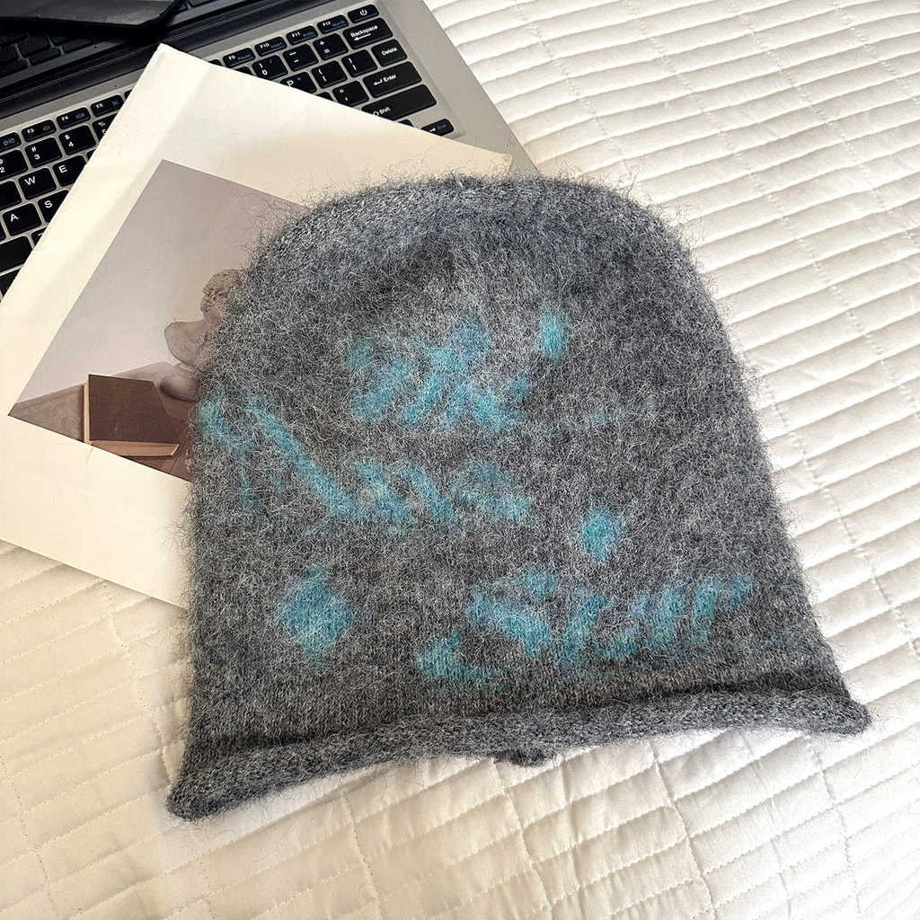 Berretto Invernale Lavorato a Maglia per Donna con Design a Lettere Colorate e Protezione per le Orecchie per uno Stile Casual