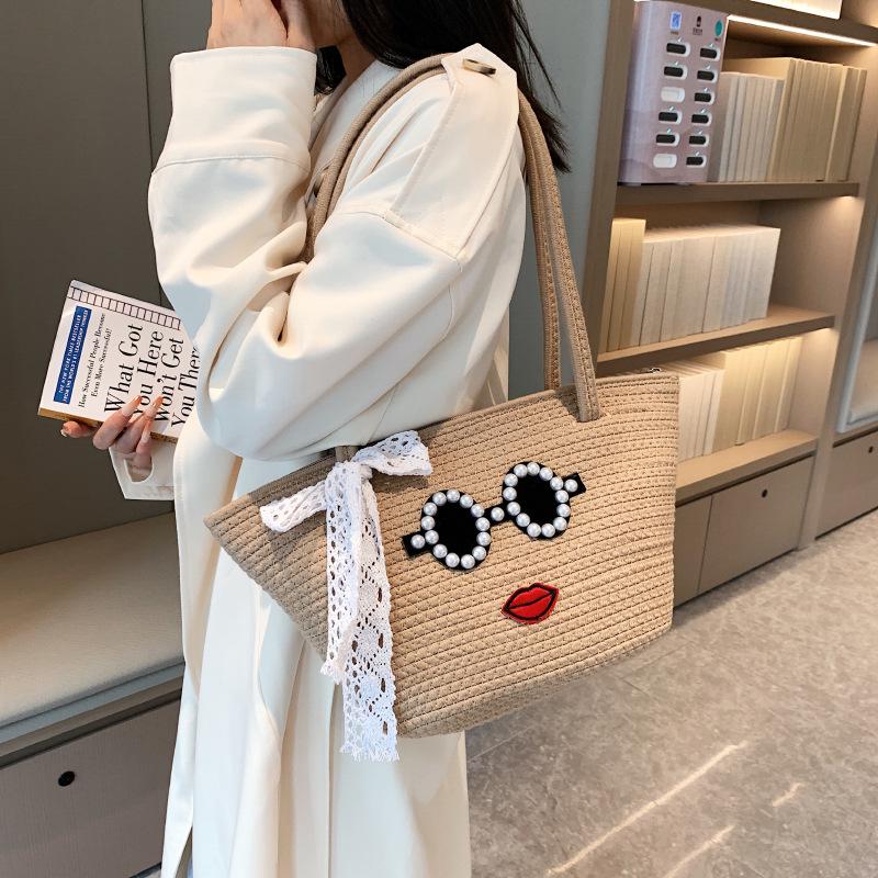

Stylish DIY Cotton Yarn Shoulder Bag: Personalized Autumn Beach Tote for Girls