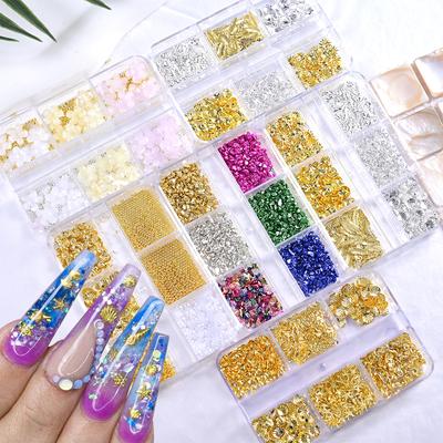 Nail art – Strass e decorazioni per unghie