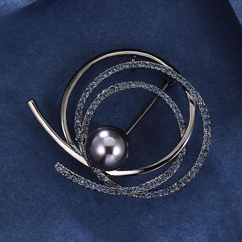Personalized Circular Diamond-encrusted Brooch, High-end Feminine Charm, Luxurious Pearl Brooch, and Niche Design Sense Brooch