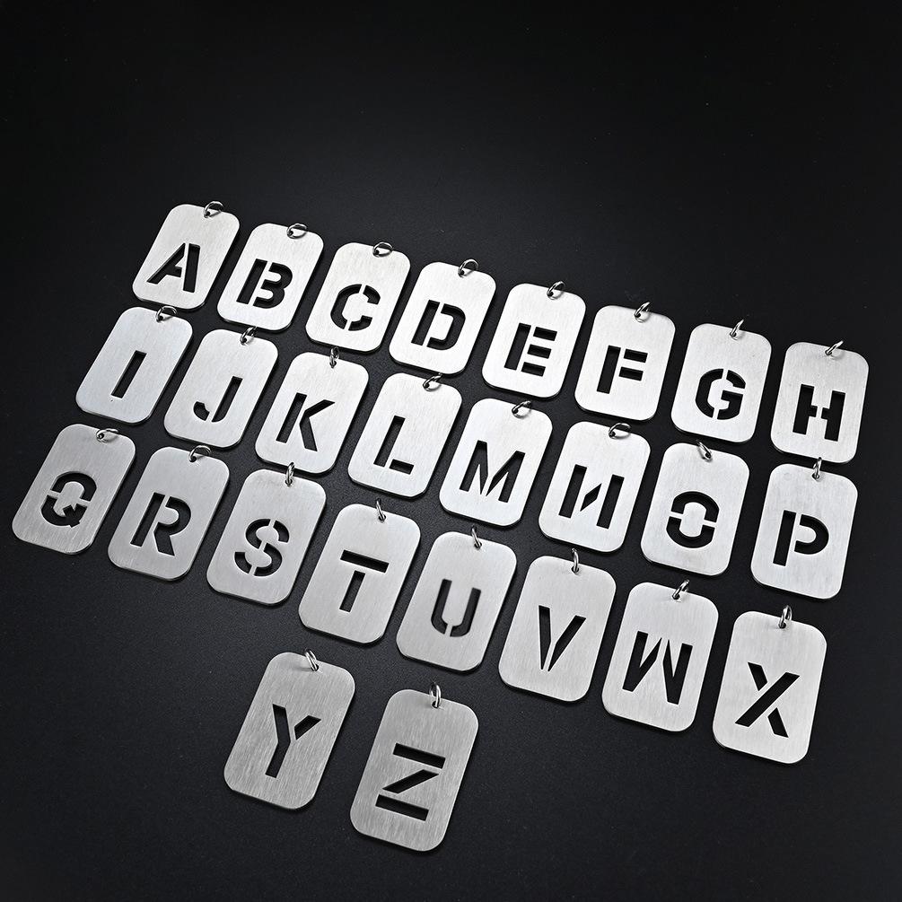Minimalistisch Neutraler Stil Nachname Englischer Buchstabe Ausgehöhlt Militärmarke Halskette Herren Anhänger Minimalistischer Paar-Stil