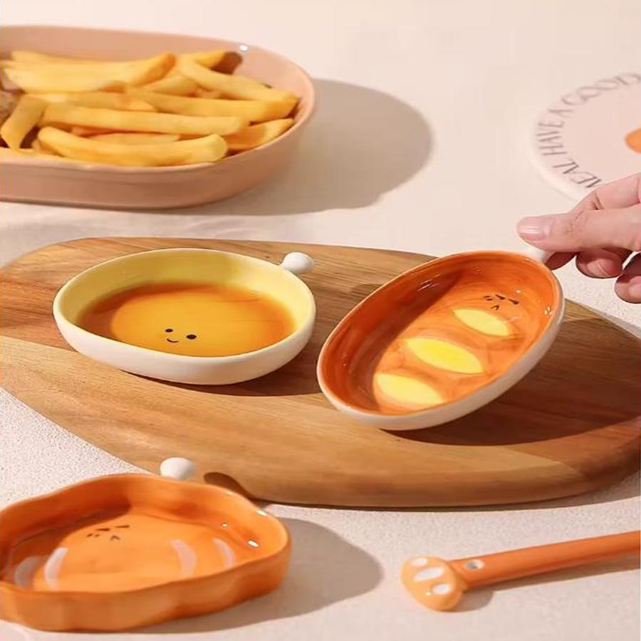 Cute bread-shaped ceramic sauce dish, cartoon smiley face condiment dish, creative kitchen dipping dish and snack dish tableware set.