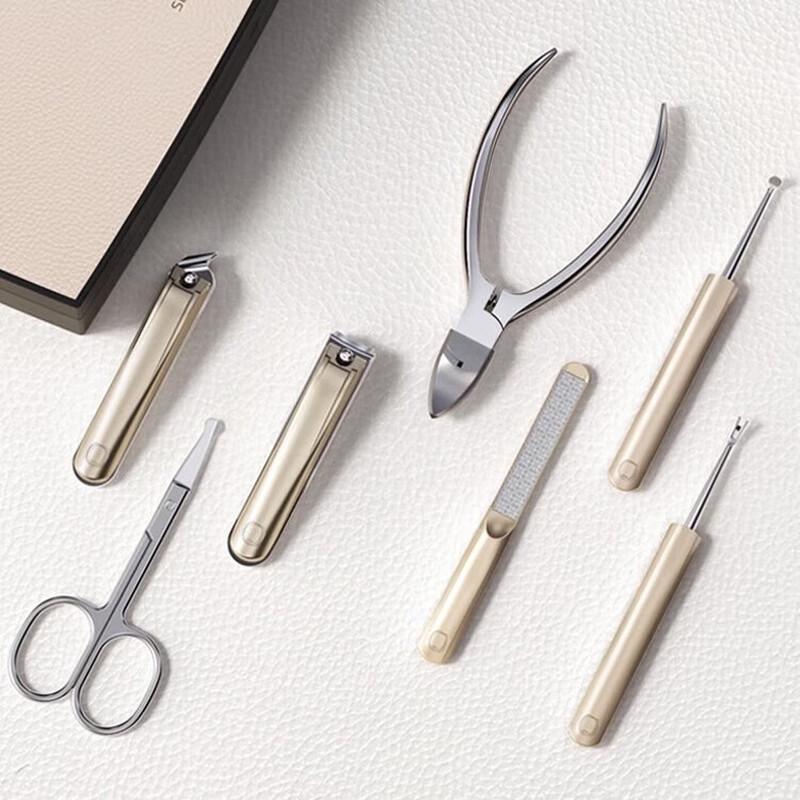 

SEESOO Premium 7-Piece Nail Care Set