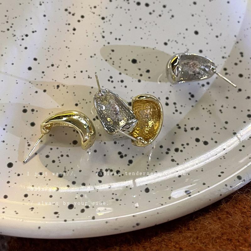 Silver needle C-shaped earrings, metal cold wind, Dongdaemun, Korea, bright stud earrings, simple and versatile ins earrings.