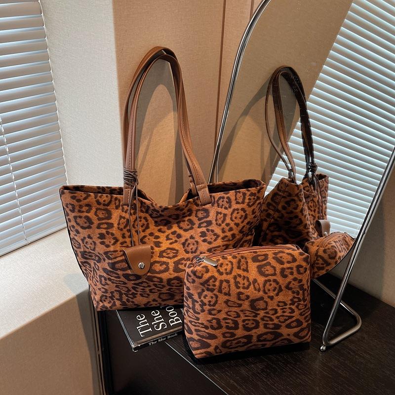 

New mother and child bag tote bag trendy large capacity fashionable retro simple portable women s bag shoulder bag коричневый