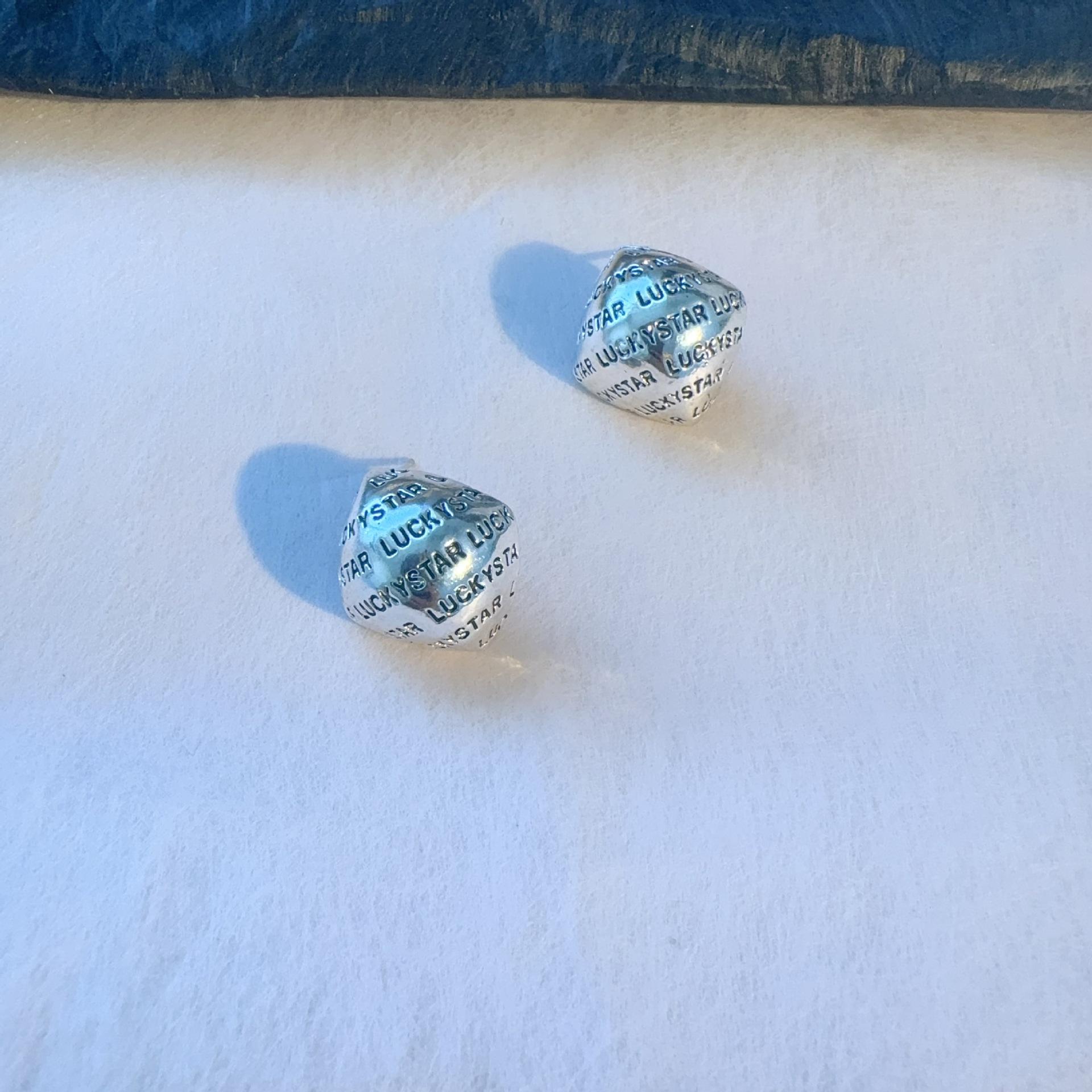 

Новые серьги с французскими бриллиантовыми буквами и ретро-ажурными маленькими квадратными серьгами в ароматном стиле, геометрические универсальные серьги высокого класса для женщин серебряный