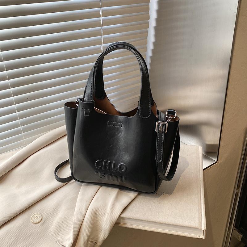 2025 autumn and winter new fashion trend generous retro exquisite small square bag women's shoulder bag