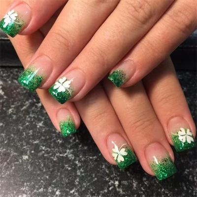 24 Stück St. Patrick's Day Aufstecknägel Kurz Quadratisch Französische Spitze Falschnägel Grün Kleeblatt Glitzernd Vollabdeckung Nägel