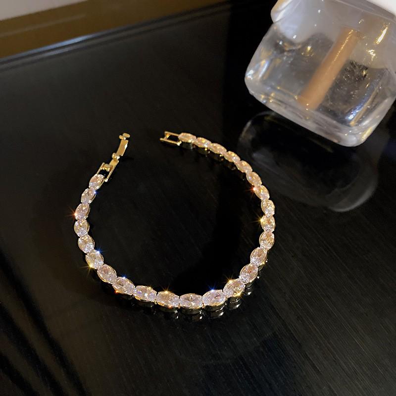 Gold-Plated Zircon Sun & Heart Bracelet: Stylish, Versatile, Elegant Light Luxury Jewelry for Women.