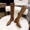 Spetsiga men knähöga stövlar med medelhög klack 2024 nya retro v-formad öppning tjock klack höga stövlar bakre dragkedja läderstövlar