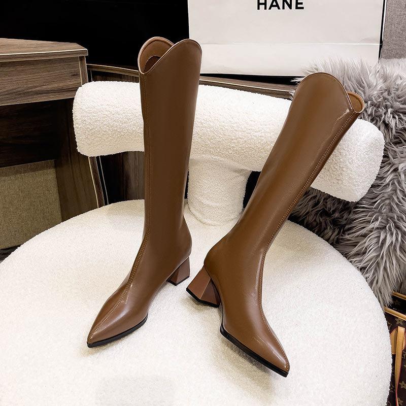 Spetsiga men knähöga stövlar med medelhög klack 2024 nya retro v-formad öppning tjock klack höga stövlar bakre dragkedja läderstövlar