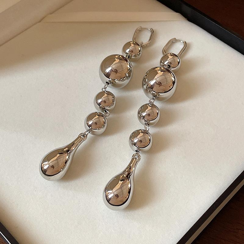 Exaggerated round water droplets, fringed ear buckles, European and American long earrings, a cold wind temperament earrings woman