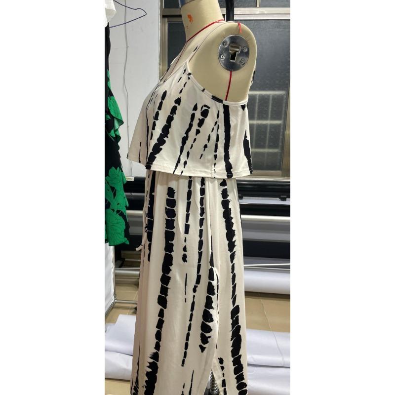Ein sexy bedrucktes Neckholder-Kleid für Damen Ein gerafftes Kleid im Urlaubsstil