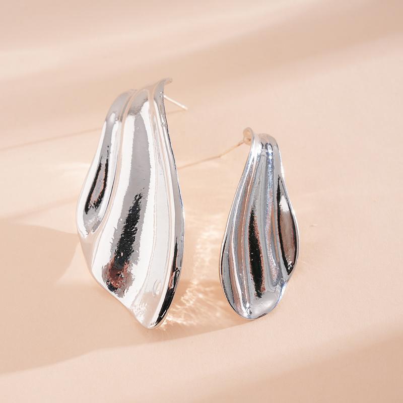 Design Sense Metal Fish Tail Asymmetric Stud Earrings for Women Minimalist Silver Color Glossy Fashion Earrings Chic Jewelry