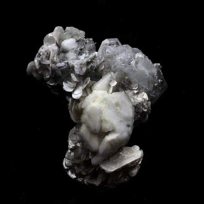Pierres et Minéraux. Goshenite, Muscovite. 191.0 ct. Pingwu beryl mine, Mianyang, Sichuan, Chine.