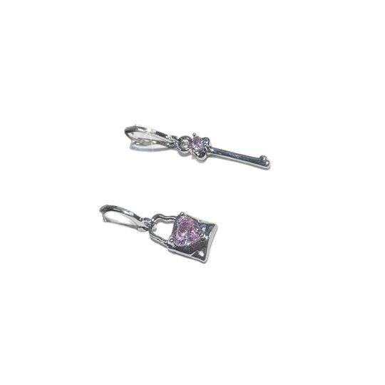 

Light luxury, high-end sense, asymmetrical earrings, women s temperament, trendy and cool earrings, exquisite and versatile atmospheric ear jewelry