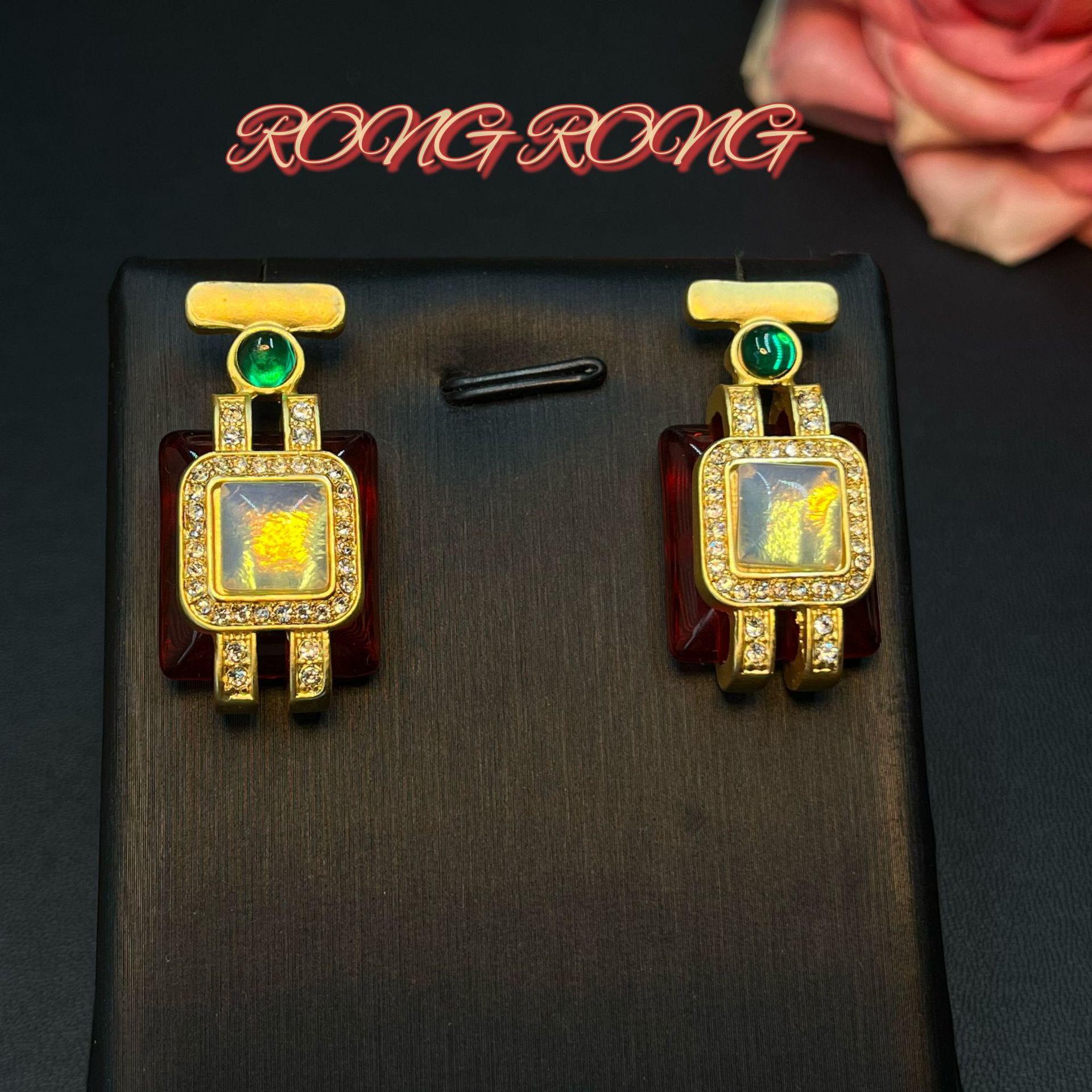 

Винтажные квадратные серьги-пусеты из красного стекла: Роскошный дизайн в стиле ретро