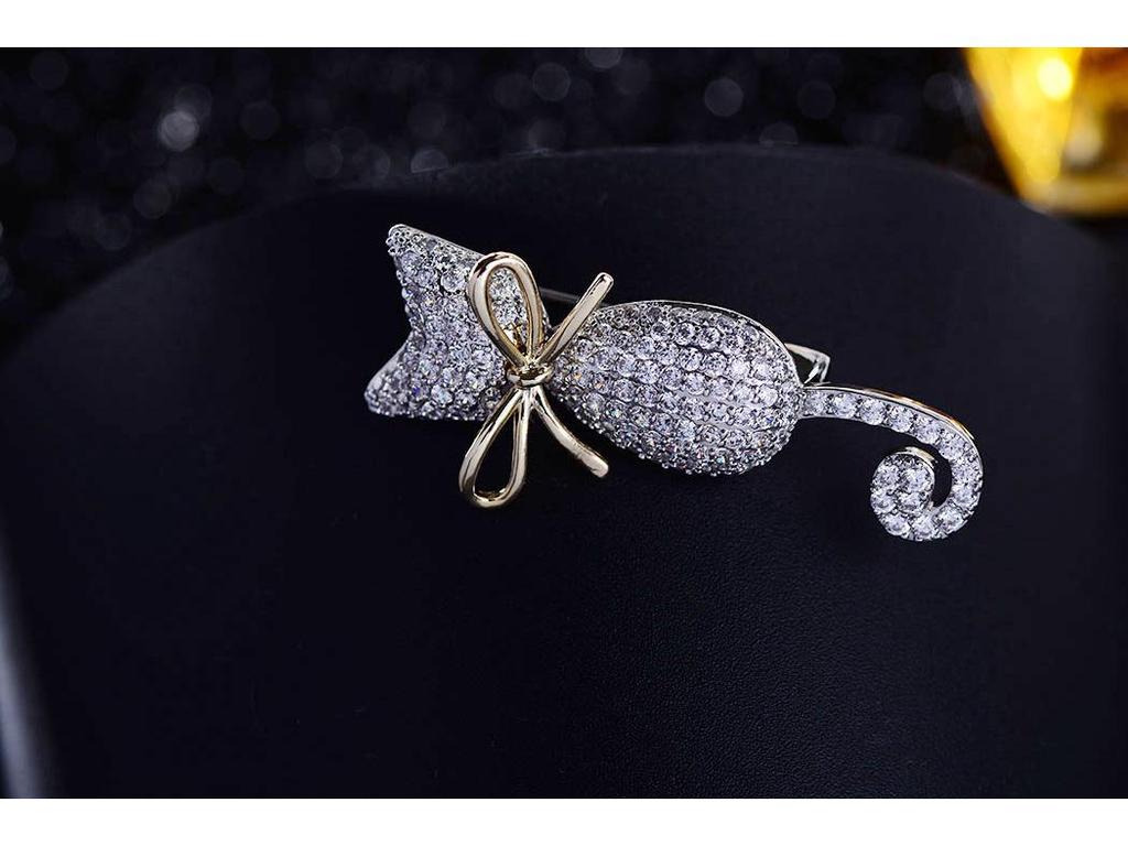 Cute Kitten Brooch: Japanese & Korean Design with Micro-Inlaid Zircon, Two-Tone Electroplated Pin.