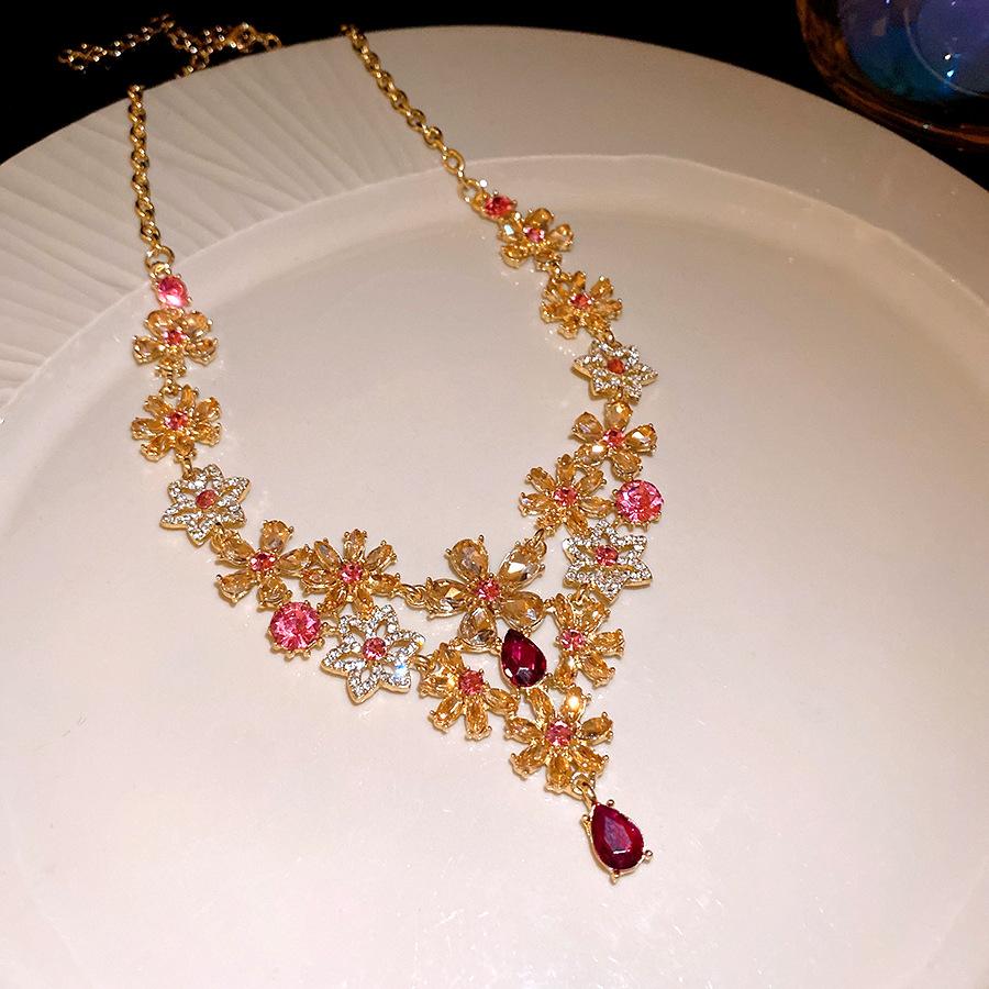 European and American retro diamond-encrusted hollow flower pendant necklace female court style collarbone chain light luxury high-end item decoration