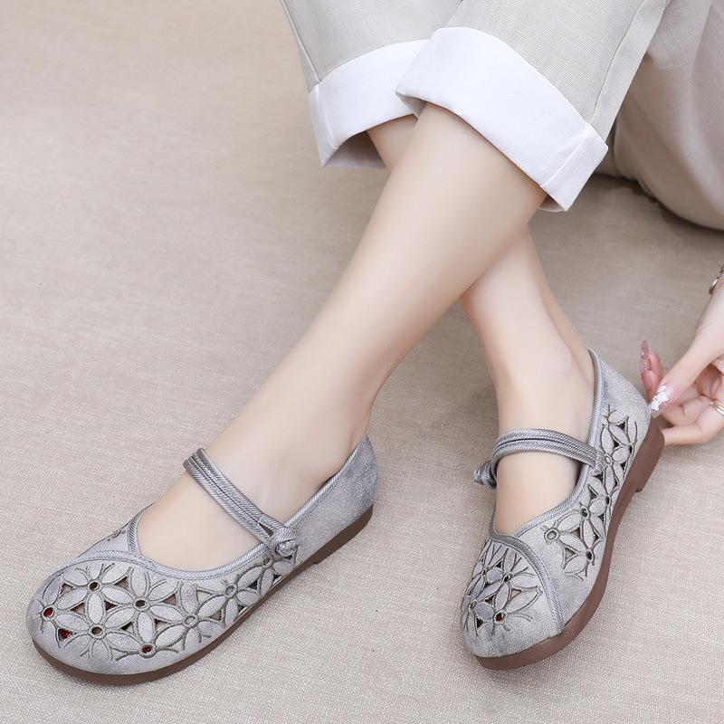 2025 Frühling und Sommer neue Mutter Schuhe Chinesischer Stil Alte Peking Stoffschuhe Damen Atmungsaktive Hohle Mittelalterliche und Ältere Lochsandalen