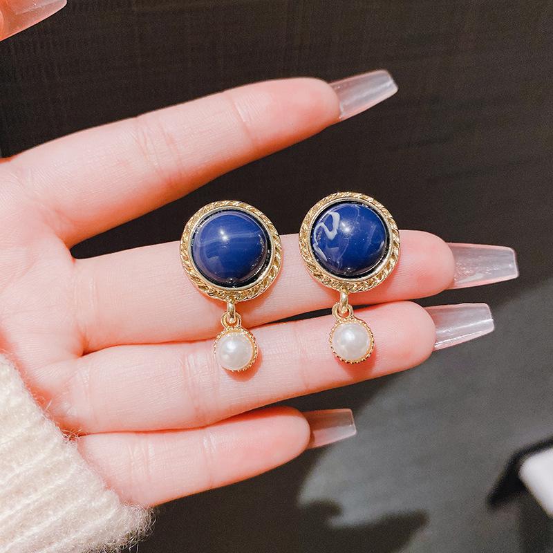 French elegance, high-end pearl super fairy stud earrings, personalized design, niche temperament, versatile and sweet earrings.
