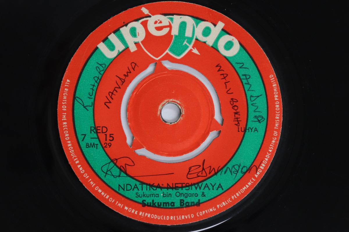 

7-дюймовая пластинка SUKUMA BIN ONGARO, SUKUMA BAND - Ndatika Netsiwaya / Alexander Bukac RED715 UPENDO Кения Мировая музыка Б/У
