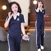 Moda casual de verano para mujeres jóvenes, solapas sencillas en contraste, conjunto deportivo de dos piezas que estiliza y realza la figura.