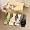 Fajny bambusowy zielony! 2025 nowe chińskie satynowe kwadratowe sandały na koturnie z krzyżującymi się paskami damskie letnie sandały z odkrytymi palcami