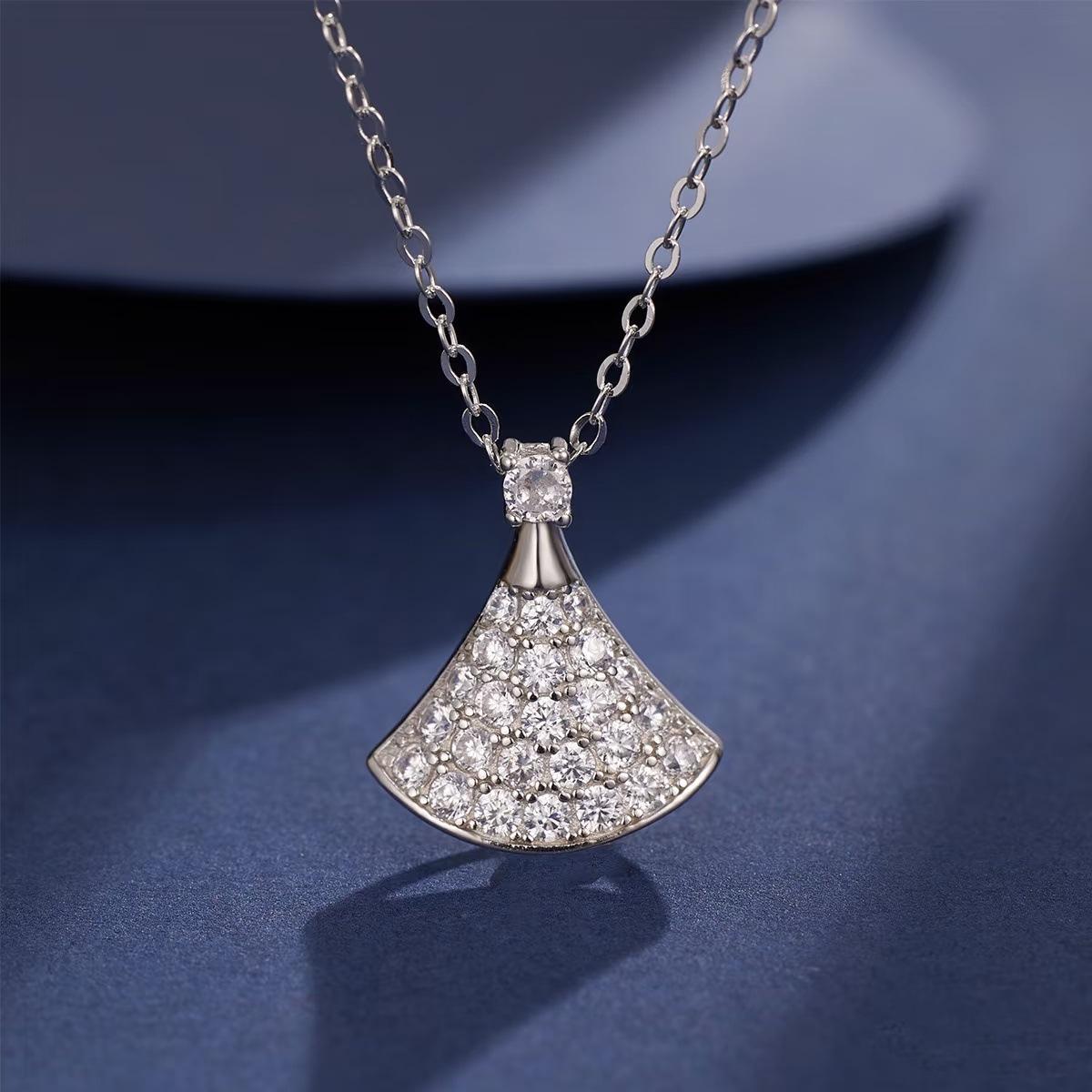 Элегантное колье-веер из 18-каратного розового золота с перламутром