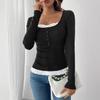 Top da donna a coste con scollo quadrato e finiture in pizzo, chiusura frontale con bottoni, vestibilità aderente, manica lunga, camicetta casual