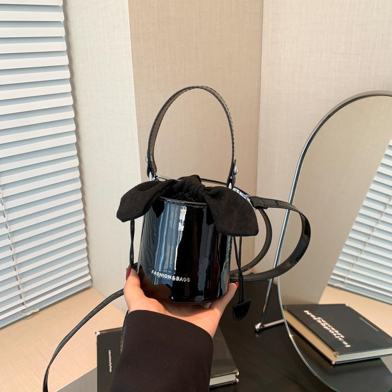 

Сумка Niche однотонная 2024 новая женская сумка летняя повседневная универсальная сумка-мессенджер переносная сумка-ведро чёрный