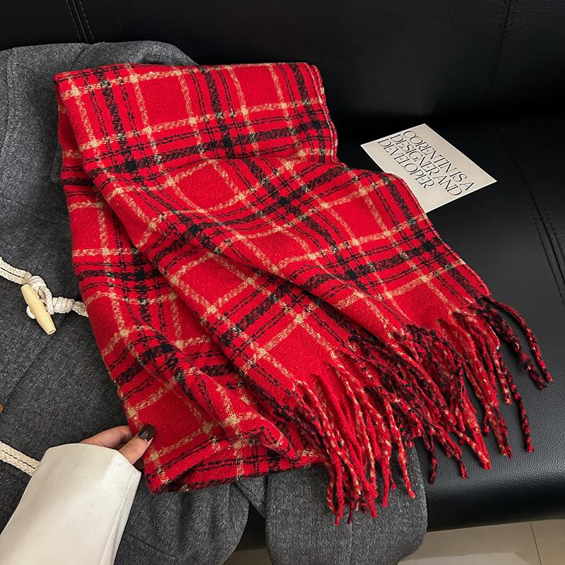 Sens literar retro, modă studențească, purtând un fular cald, călătorii de toamnă și iarnă pentru femei, atmosferă de fotografie de călătorie, șal cu franjuri