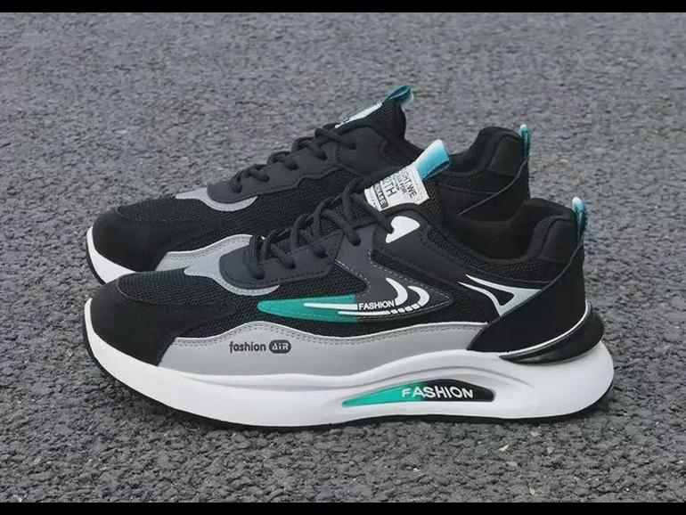 Atmungsaktive weiße Mesh-Sportschuhe mit dicken Sohlen
