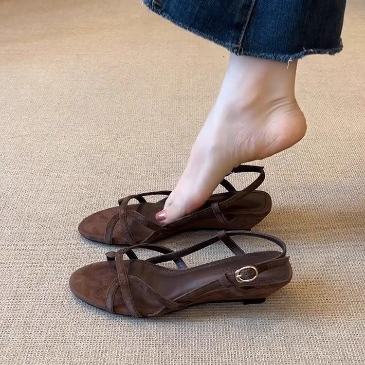 Retro hohle Sandalen mit offenen Zehen für Damen 2025 Sommer neue modische vielseitige nicht müde Fuß Keilabsatz weichsohlige Römerschuhe