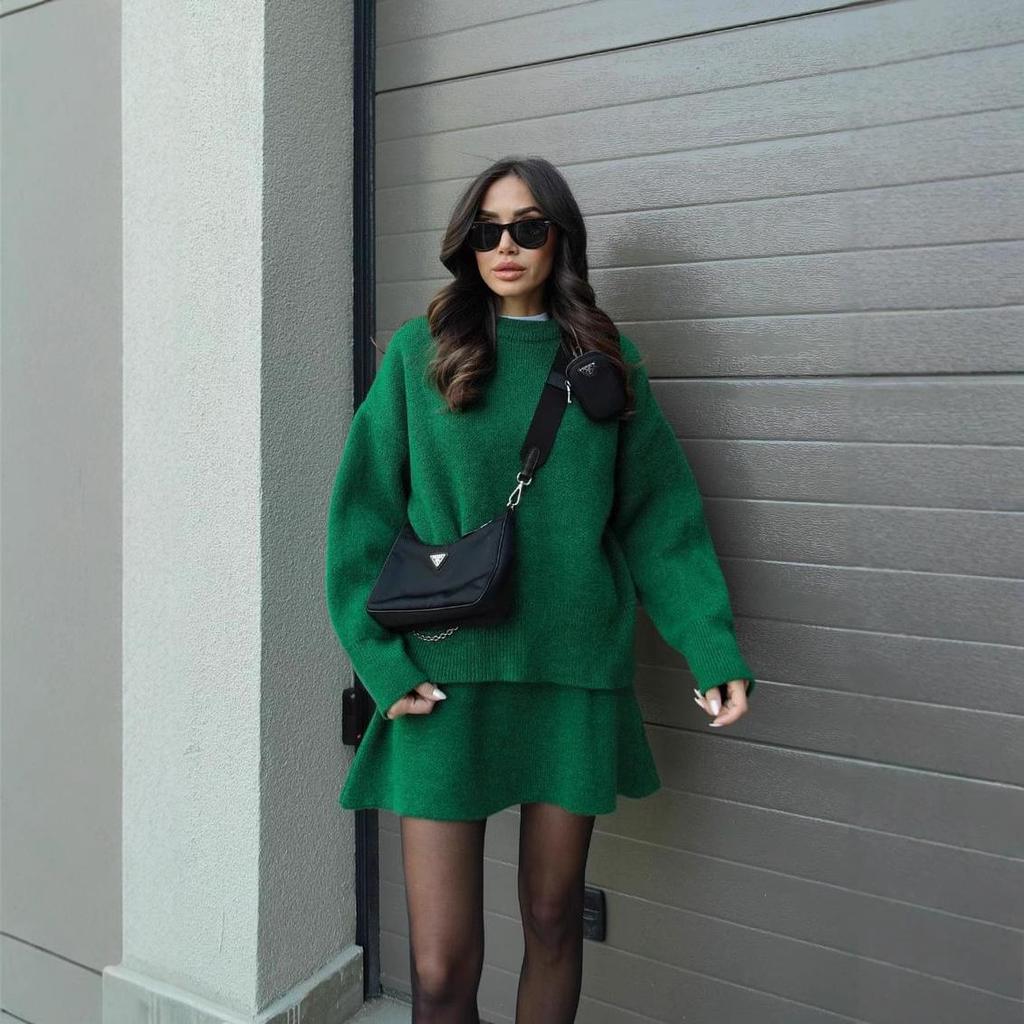 Ensemble Pull Tricoté Couleur Unie et Jupe Courte Style Collège Automne 2024 pour Femmes