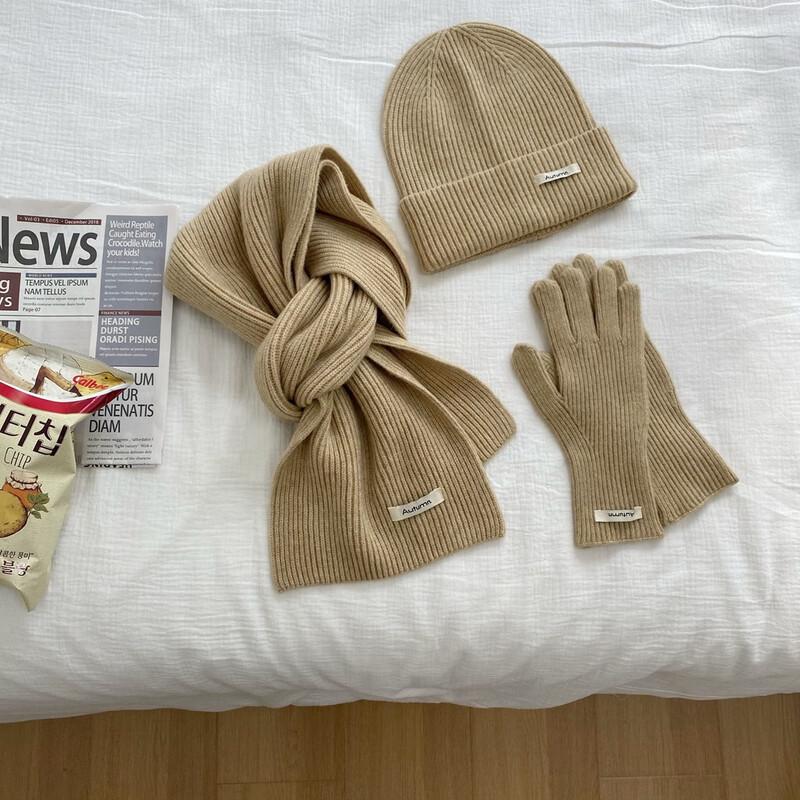 Pletená čepice, šála a rukavice v korejském stylu