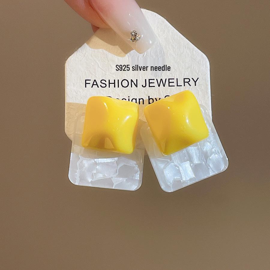 Gardenia Blossom Chinese Style Earrings: Fresh, Unique Flower Studs for Women - Perfect for a Summer Beach Atmosphere