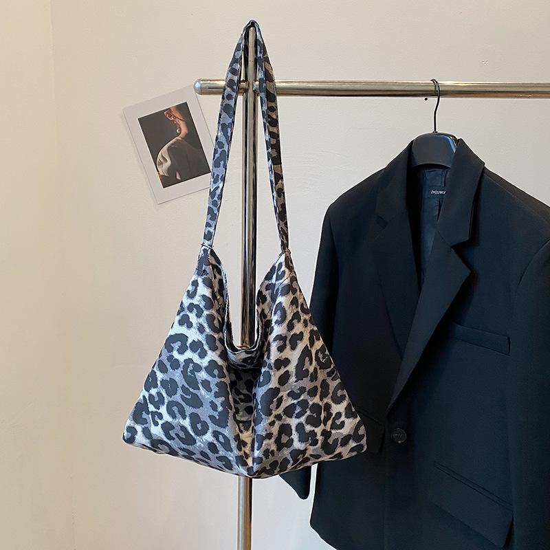 Korean version of fashionable versatile simple casual shopping bag 2025 autumn new leopard print large capacity shoulder tote bag