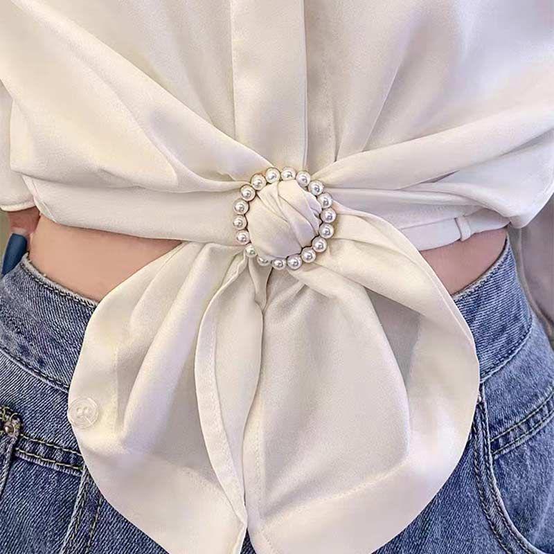 Multifunktionale Kleider-Eckknotenschnalle zum Kürzen und Binden von Sommer-T-Shirts.