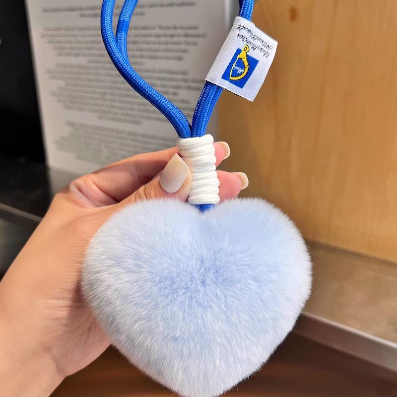 Uroczy brelok/zawieszka w kształcie serca z futra królika rasy rex - pluszowa zawieszka do torby w kształcie serca