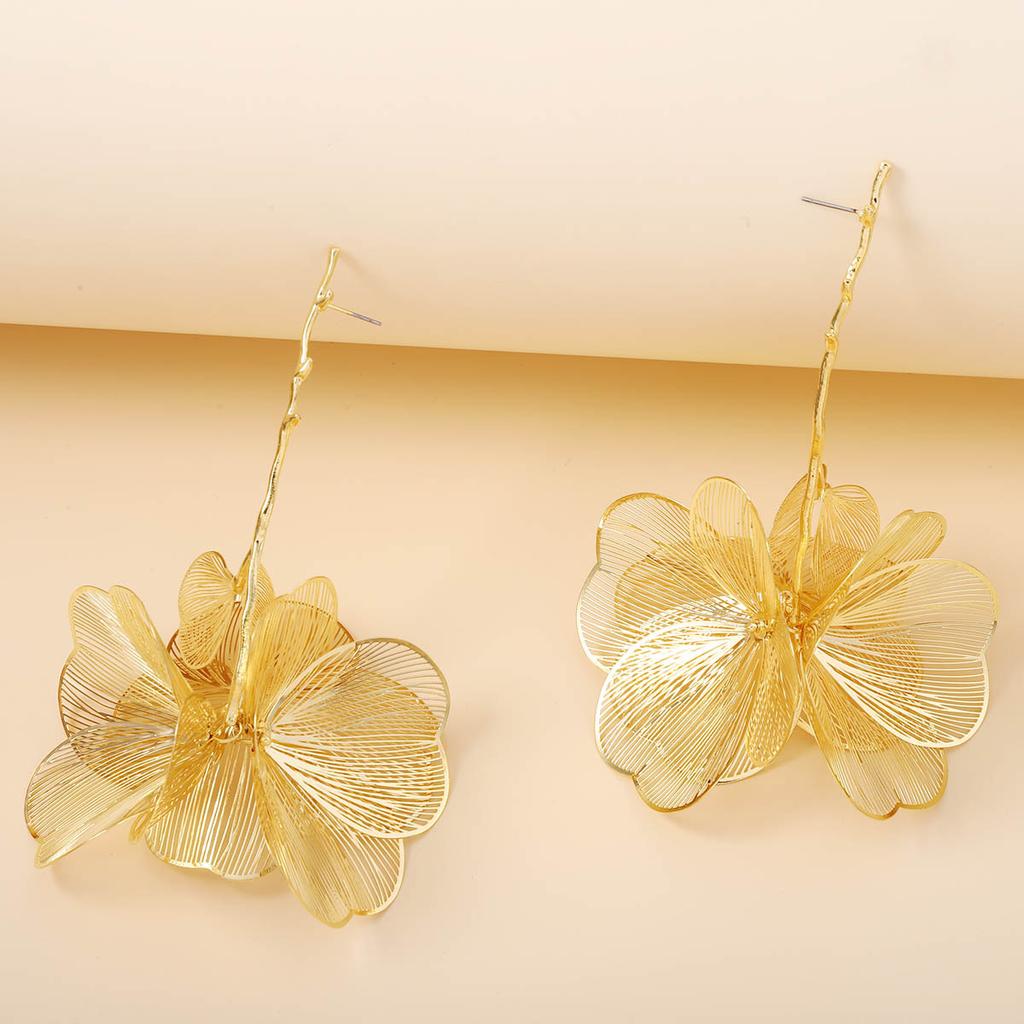 Fashion exaggerated ins cold wind camellia long earrings, light luxury alloy personalized versatile trend earrings