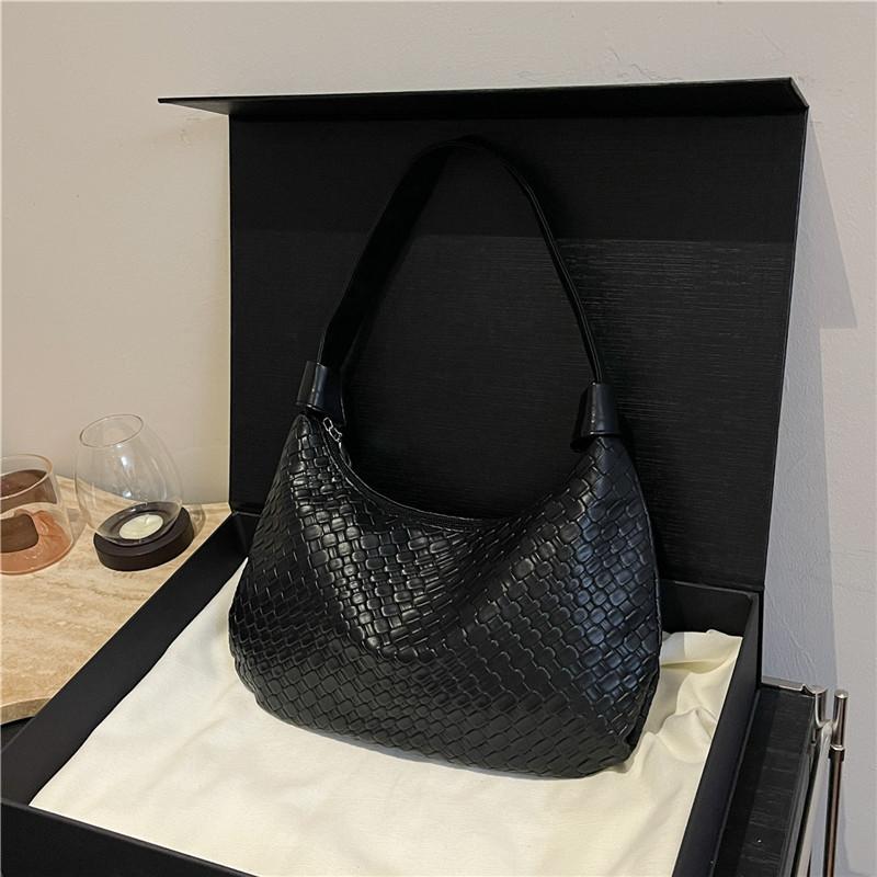 

Casual retro solid color large capacity new fashion woven pattern commuting crescent armpit shoulder bag чёрный